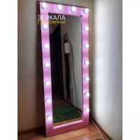Розовое гримерное зеркало с подсветкой лампочками 170х65